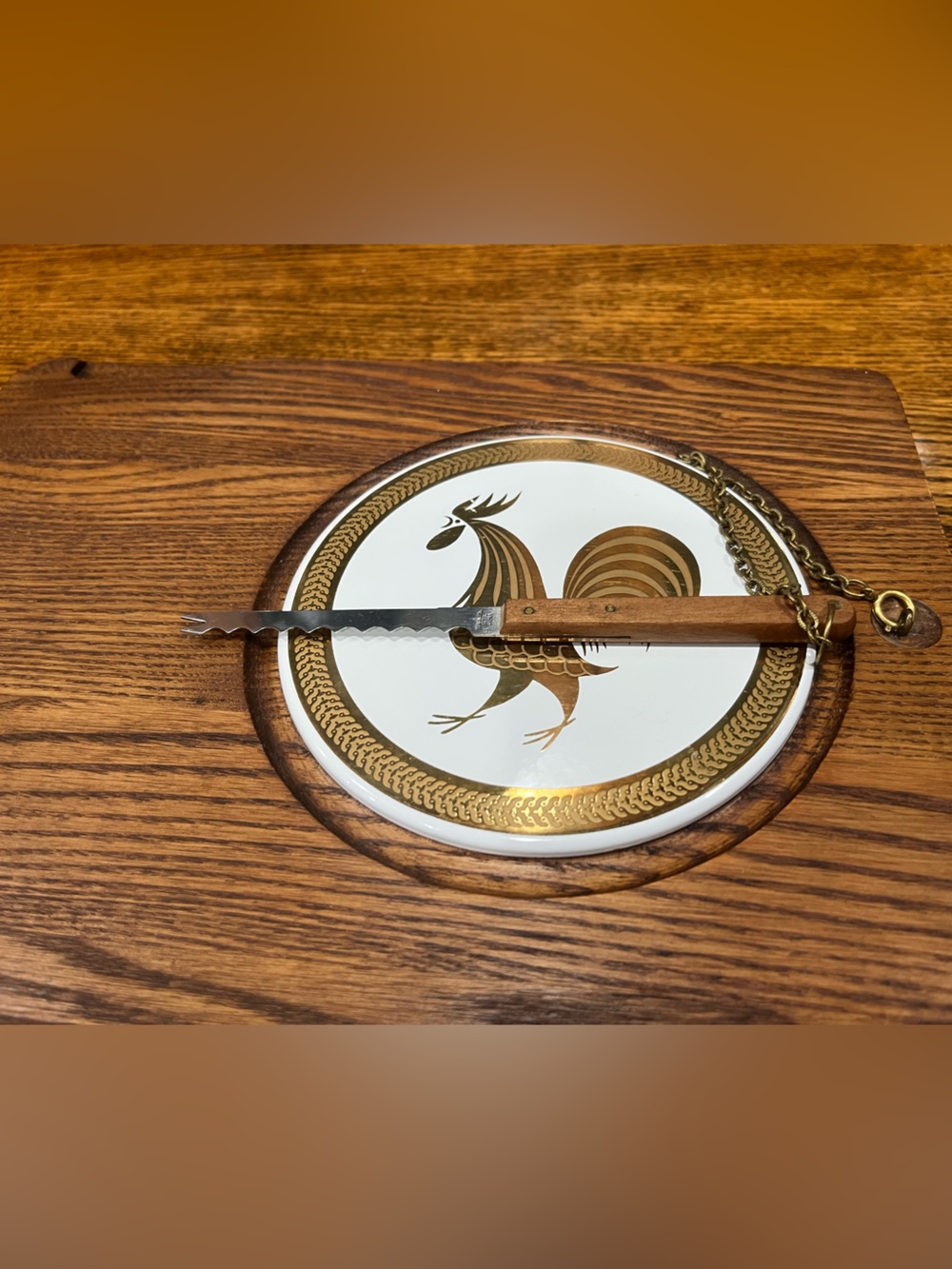 Vintage MCM Wooden Cheeseboard with Glass Dome & Rooster Design Cottagecore Farm - Picture 5 of 6